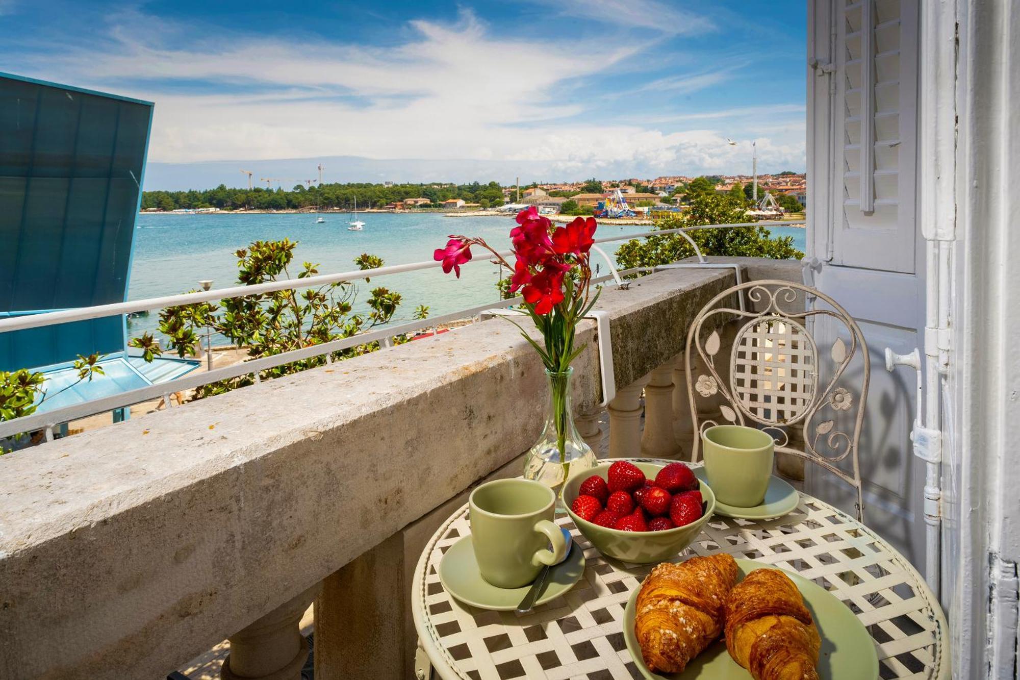 Romeo And Juliet Apartment With Balcony And Sea View Porec Exterior photo